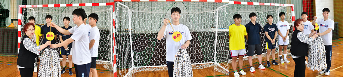 江津高校男子ハンドボール部の生徒さんに千羽鶴を、寄贈させていただきました 2022年7月 よろこぼう屋